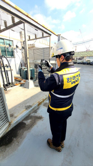 한국전력공사(한전) 직원이 열 화상 카메라로 전력 설비에 대한 안전 점검을 진행하고 있다. (사진=한전)