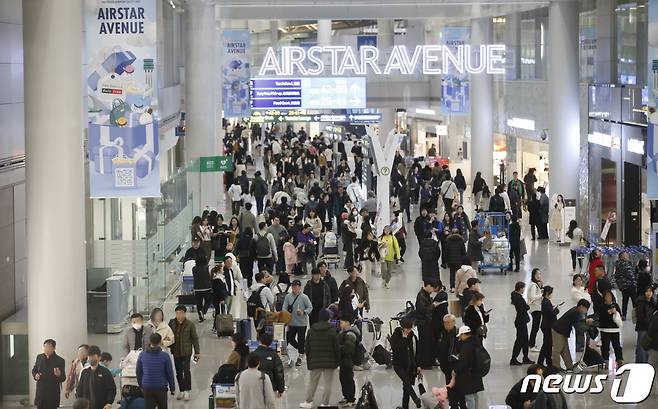 설 연휴를 하루 앞둔 8일 인천국제공항 제1여객터미널 면세점이 이용객들로 붐비고 있다. ⓒ News1 권현진 기자