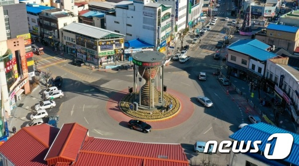 충북 영동군 영동읍 중앙시가지에 설치한 회전교차로 (영동군 제공) /뉴스1