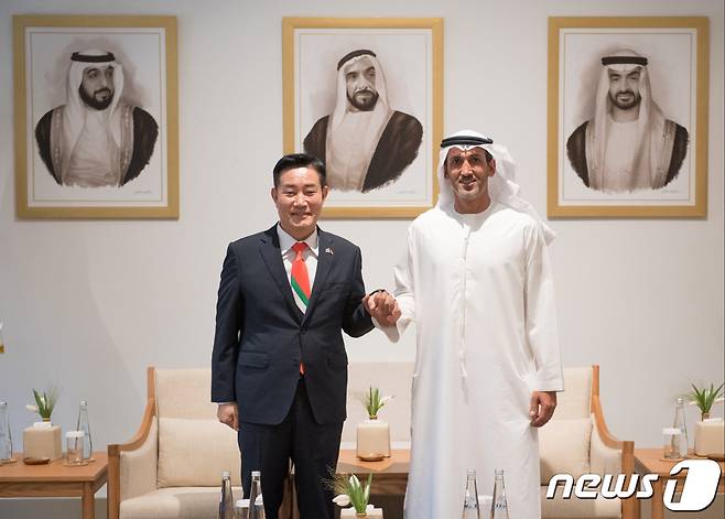 신원식(왼쪽) 국방부장관이 2일(현지시각) 아랍에미리트 연합국(UAE) 국방부를 방문해 모하메드 빈 무라바크 알 마즈루이(Mohammed bin Mubarak Al Mazrouei) UAE 국방특임장관과 기념촬영을 하고 있다.(국방부 제공) 2024.2.2/뉴스1 ⓒ News1 민경석 기자