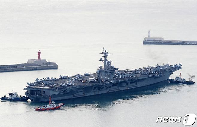 26일 오전 미국 핵추진 항공모함 칼빈슨함(CVN-70)이 부산 남구 해군작전사령부 부산작전기지에서 출항하고 있다.. 2023.11.26/뉴스1 ⓒ News1 윤일지 기