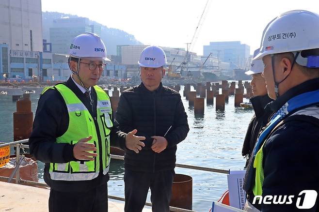 강준석 부산항만공사 사장이 8일 감천항 일반부두 확장공사 현장에서 근로자들의 안전관리 현황을 점검하고 있다.(부산항만공사 제공)