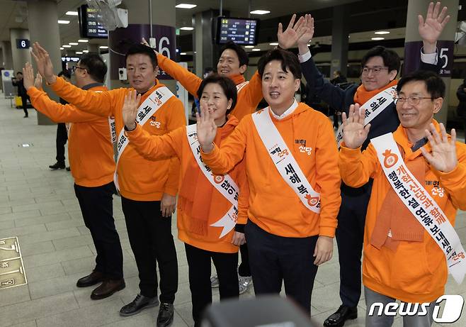 이준석 개혁신당 대표와 당 지도부가 설 연휴를 앞둔 8일 오전 서울 강남구 수서역 SRT승강장에서 귀성객들에게 인사를 하고 있다. 2024.2.8/뉴스1 ⓒ News1 이재명 기자