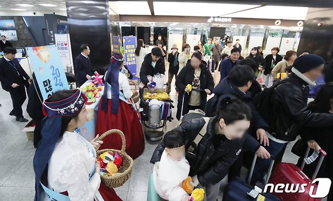 설 연휴를 하루 앞둔 8일 오후 제주국제공항 국내선 도착장에서 설 귀성객과 관광객을 환영하는 행사가 열리고 있다. 2024.2.8/뉴스1 ⓒ News1 오현지 기자