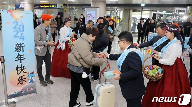 8일 오후 제주국제공항 국제선 도착장에서 우리나라의 설 연휴인 춘절을 맞아 제주를 찾은 중국 관광객 환영행사가 열리고 있다.2024.2.8/뉴스1 ⓒ News1 고동명 기자