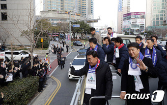 8일 울산현대의 K리그 2연패를 축하하기 위해 울산롯데백화점광장부터 KBS울산홀까지 2km 도심을 가르는 카퍼레이드가 열렸다.1호차에는 김두겸 시장과 울산현대 홍명보 감독과 선수들이 탑승했다.2024.2.8/뉴스1 ⓒ News1 김지혜 기자