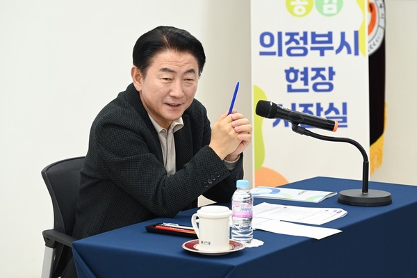 김동근 의정부시장 정부시상권활성화재단에서 현장시장실을 열고 재단 직원들과 소통 모습(사진제공=의정부시청)