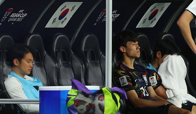 7일(한국시각) 카타르 알라이얀 아흐마드 빈 알리 스타디움에서 열린 2023 아시아축구연맹(AFC) 아시안컵 4강전 한국과 요르단 경기가 끝난 뒤 김진수(왼쪽)가 눈물을 글썽이고 있다. /연합뉴스