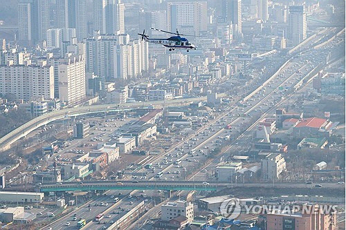 설 연휴를 하루 앞둔 8일 오후 경찰 헬기가 경기도 용인시 신갈JC 인근 경부고속도로 귀성길을 정찰하고 있다.  [용인=연합뉴스, 서울경찰청 항공대 문흥주 경감, 심동국 경위 항공촬영 협조]