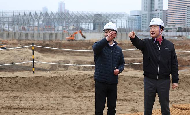 오세훈 서울시장이 지난 5일 관계자의 설명을 들으며 용산국제업무지구가 들어설 서울 용산정비창 부지 현장을 돌아보고 있다. 연합뉴스