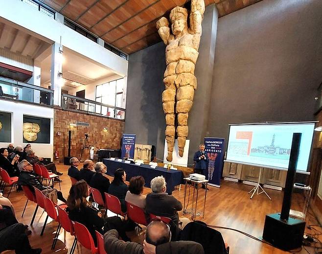 지난달 29일 아그리젠토 피에트로 그리포 박물관에서 열린 한국-이탈리아 수교 140주년 문화유산심포지엄 현장. 건축유산 전문가인 윤재원 박사가 경천사탑이 서울 용산 국립중앙박물관 내부로 들어간 경위를 설명하고 있다. 윤 박사 뒤쪽 벽면에 아그리젠토 제우스신전 유적의 지붕을 떠받쳤던 것으로 추정되는 높이 약 8m 석상 ‘텔라몬’이 직립한 모습으로 붙어있다.