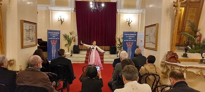 지난달 28일 오후 이탈리아 시칠리아 아그리젠토 루이지 피란델로 극장 로비홀에서 열린 한국 예술가들의 공연 현장. 정혜진 전 서울시무용단장이 전통춤 사위에 바탕한 창작춤 ‘춘설’을 추고 있다.