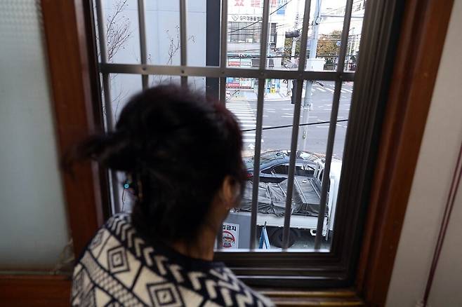 자영업을 하다가 가게 문을 닫고 파산 신청한 최지영(가명)씨가 지난해 11월13일 서울 도봉구 자택 인근 지인집에서 거리를 바라보고 있다. 강창광 선임기자 chang@hani.co.kr