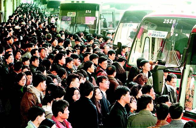 설을 이틀 앞둔 1997년 2월 6일 서울 강남고속버스터미널에 귀성객들이 몰려 북새판을 이루고 있다. 한겨레 자료사진