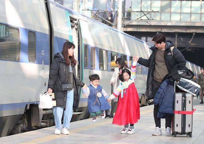 설연휴를 하루 앞둔 2020년 2월 23일 서울역에서 한 가족이 고향으로 향하는 기차를 타러 가고 있다. 백소아 기자 thanks@hani.co.kr
