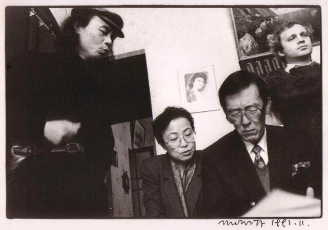 양인자(가운데) 작사가가 1991년 러시아 모스크바에서 가수 이동원(왼쪽 첫 번째)이 부르는 노래를 듣고 있다. 바향서원 제공