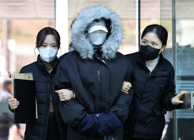 3일 서울 강남 한복판에서 만취한 채 차를 몰다 사망사고를 낸 안모씨가 서울 서초구 서울중앙지법에서 열린 특정범죄 가중처벌 등에 관한 법률 위반(위험운전치사) 혐의에 대한 구속 전 피의자 심문(영장실질심사)에 출석하고 있다. 뉴시스