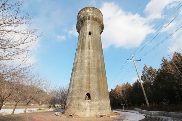 화본역 급수탑은 1930년대 말 증기기관차에 물을 공급하기 위해 설치된 시설이다.