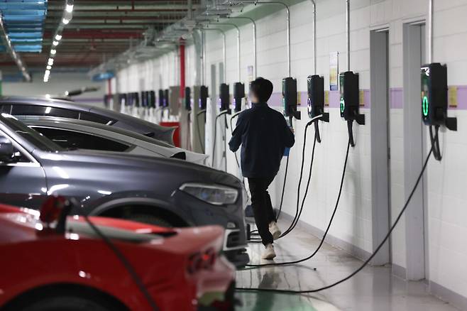 <yonhap photo-2634="">서울의 한 전기차 주차장. 연합뉴스</yonhap>