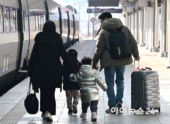 설 연휴를 하루 앞둔 8일 오전 서울역을 찾은 한 가족이 고향으로 향하는 기차를 탑승하기 위해 이동하고 있다. [사진=곽영래 기자]