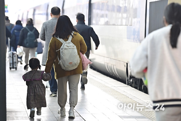 설 연휴를 하루 앞둔 8일 오전 서울역에서 귀성객들이 고향으로 향하는 기차를 탑승하기 위해 이동하고 있다. [사진=곽영래 기자]