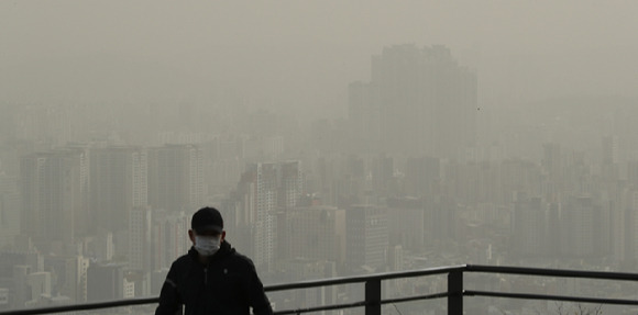 서울 중구 남산에서 바라본 도심이 미세먼지에 갇혀있다. [사진=뉴시스]