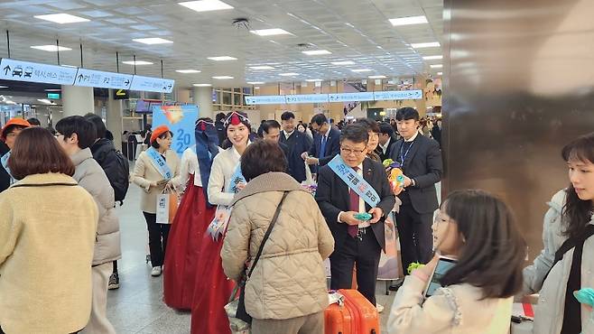 설 연휴를 앞둔 8일 오후 제주국제공항 1층 국제선 도착장에서 상하이발 직항기를 타고 온 중국인 관광객을 대상으로 환영 행사가 진행됐다. (제주도관광협회)