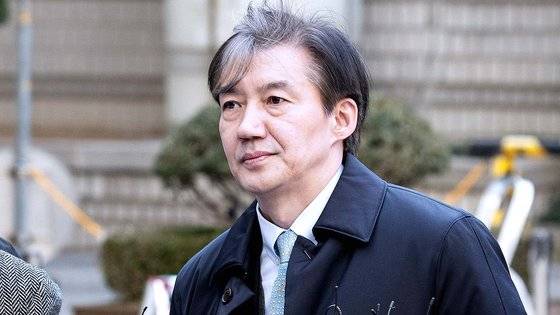 입시 비리·감찰 무마 등 혐의로 1심에서 실형을 받은 조국 전 법무부 장관이 8일 서울 서초구 서울고등법원에서 열린 뇌물수수·직권남용 등 혐의 2심 선고 공판에 출석하고 있다. 뉴스1