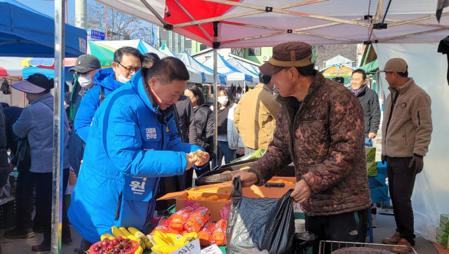 ▲ 더불어민주당 전성 춘천·철원·화천·양구 을 예비후보는 8일 신철원오일장에서 설 명절 맞이 장보기 행사를 펼쳤다.