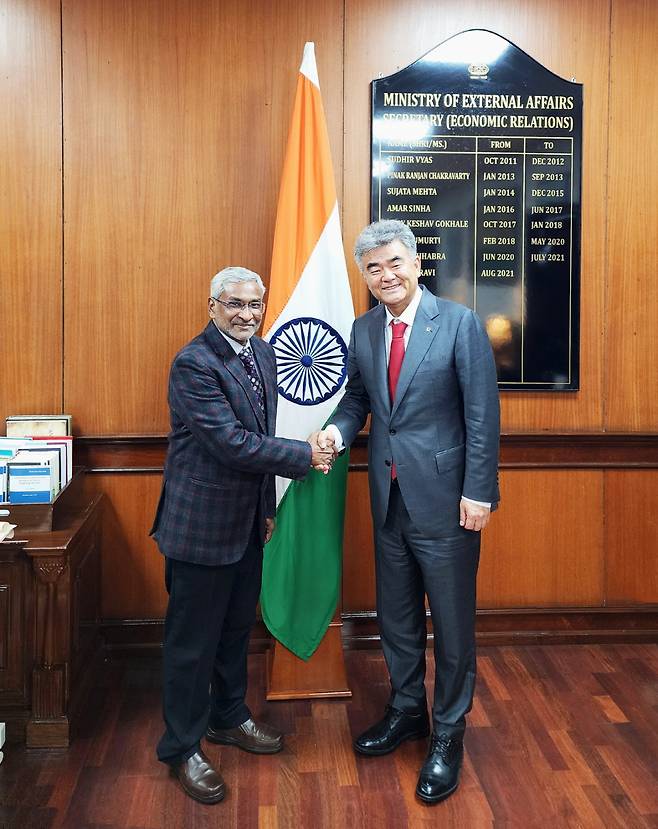 Daewoo E&C Chairman Jung Won-ju shakes hands with Dammu Lavi, secretary for Economic Relations at the Ministry of External Affairs of India, in New Delhi, Friday. (Daewoo E&C)