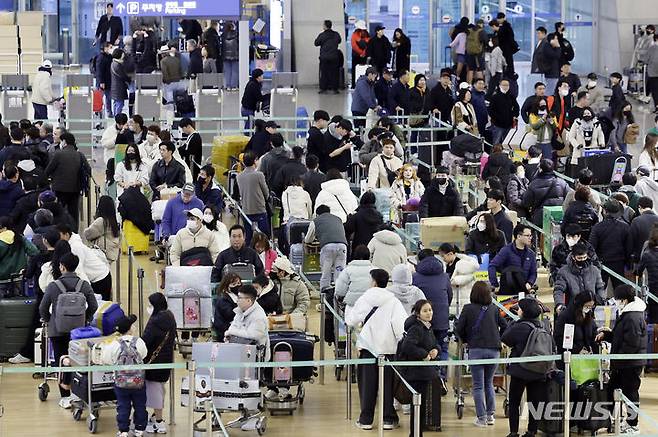 [인천공항=뉴시스] 최동준 기자 = 설날 연휴를 하루 앞둔 8일 인천국제공항 제1여객터미널에서 시민들이 출국 수속을 기다리고 있다. 인천국제공항공사는 이번 설 연휴 특별교통대책 기간인 8일부터 12일까지 닷새간 총 97만6922명이 인천공항을 이용할 것으로 예상했다. 2024.02.08. photocdj@newsis.com