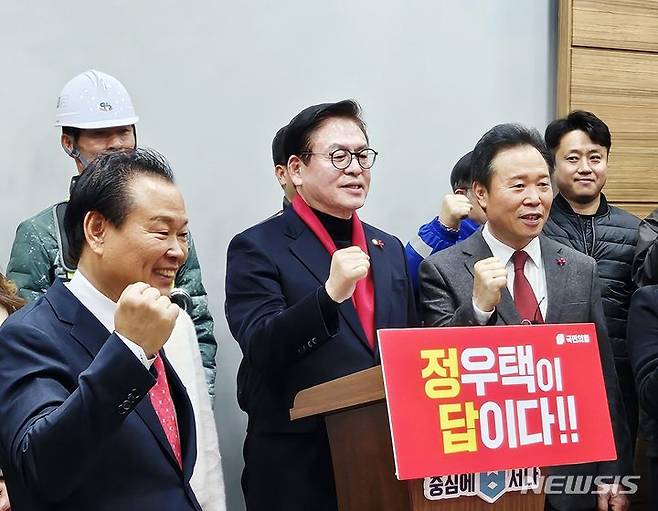 [청주=뉴시스] 이도근 기자= 정우택 국회부의장이 30일 충북도청 브리핑룸에서 제22대 국회의원 선거 국민의힘 후보로 청주 상당에 출마하겠다는 기자회견을 하고 있다. 2024.01.30. nulha@newsis.com