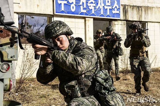 [포항=뉴시스] 안병철 기자 = 지난 7일 한미 해병대 KMEP 연합훈련에서 도시지역 전투 상황을 가정한 CQB 훈련을 실시하고 있다. (사진=해병대 1사단 제공) 2024.02.08