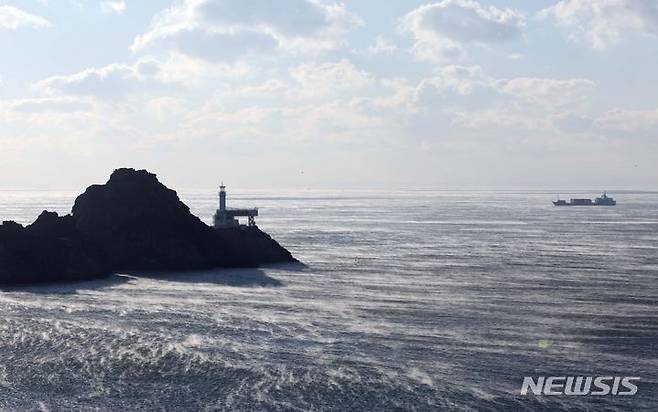 [부산=뉴시스] 하경민 기자 = 전국에 한파가 몰아친 지난달 23일 오전 부산 남구 오륙도 인근 해상에 안개가 피어오르고 있다. 2024.01.23. yulnetphoto@newsis.com