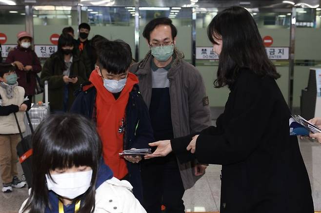 8일 오후 충북도 관계자가 관광전세기 편으로 청주국제공항에 입국한 대만 단체 관광객들에게 환영 기념품을 전달하고 있다.  (사진=충북도 제공) *재판매 및 DB 금지