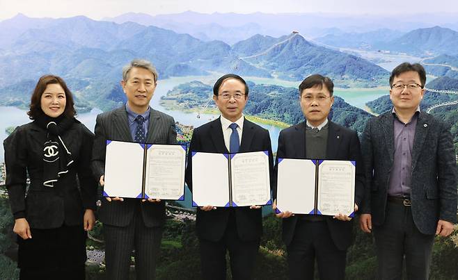 임실군 심민 군수(왼쪽 세번째)와 임실교육지원청 남궁세창 교육장(왼쪽 두번째), 임실치즈농협 이창식 조합장(왼쪽 네번째)이 관내 학교에 임실N치즈 제품을 무상공급하기 위한 협약을 맺었다. 지난 7일 협약식 후 참석자들이 기념사진을 찍고 있다.  *재판매 및 DB 금지