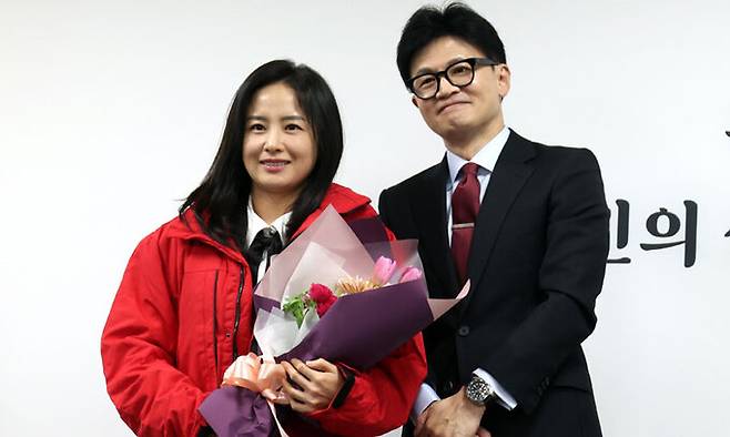 한동훈 국민의힘 비상대책위원장이 7일 서울 여의도 국민의힘 중앙당사에서 열린 국민인재 영입 환영식에서 김효은(레이나) EBSi 영어강사와 기념촬영을 하고 있다. 뉴시스