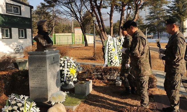 육군 36사단 장병들이 지난달 12일 고(故) 최민서 일병 1주기 추모식에 참석해 최 일병 흉상에 헌화하고 있다. 육군 제공