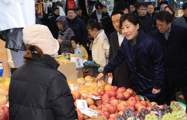 송미령 농림축산식품부 장관이 5일 충남 논산시 화지중앙시장을 방문해 전통시장의 설 성수품 수급 상황을 점검하고 있다. 농림축산식품부 제공