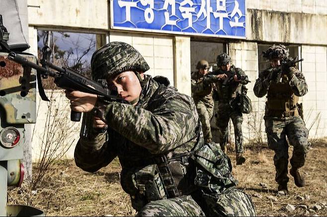 지난 7일 KMEP 연합훈련에서 한·미 해병대 장병들이 시가전 훈련을 하고 있다. 해병대 제공