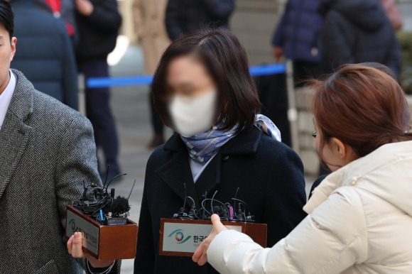 자녀 입시 비리 혐의로 1심에서 실형을 선고받은 정경심 전 동양대 교수가 8일 오후 서울 서초구 서울고등법원에서 열리는 항소심 선고공판에 출석하고 있다. 2024.2.8 연합뉴스