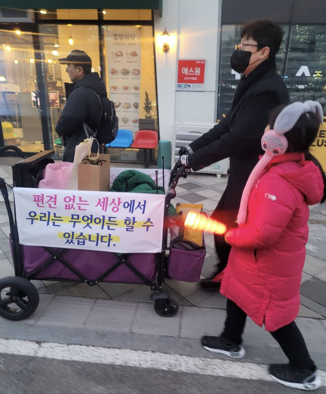 1형 당뇨 환우인 박율아(8)양과 아버지 근용(47)씨가 세종시의회에서 정부세종청사 내 보건복지부로 걸어가고 있다. ⓒ박씨 가족 제공