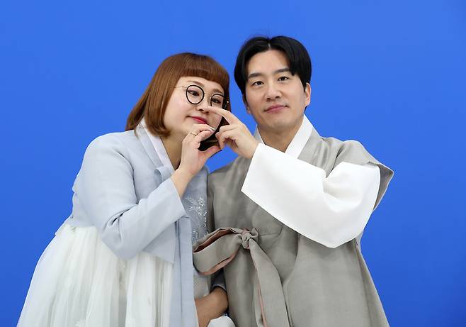 KBS2 ‘개콘-데프콘 어때요’ 코너 출연 개그우먼 조수연- 개그맨 신윤승이 지난 3일 서울 강서구의 한 스튜디오에서 한복을 차려 입고 설 인사를 하고 있다. 사진 정지윤 선임기자·한복협찬 옷이날개