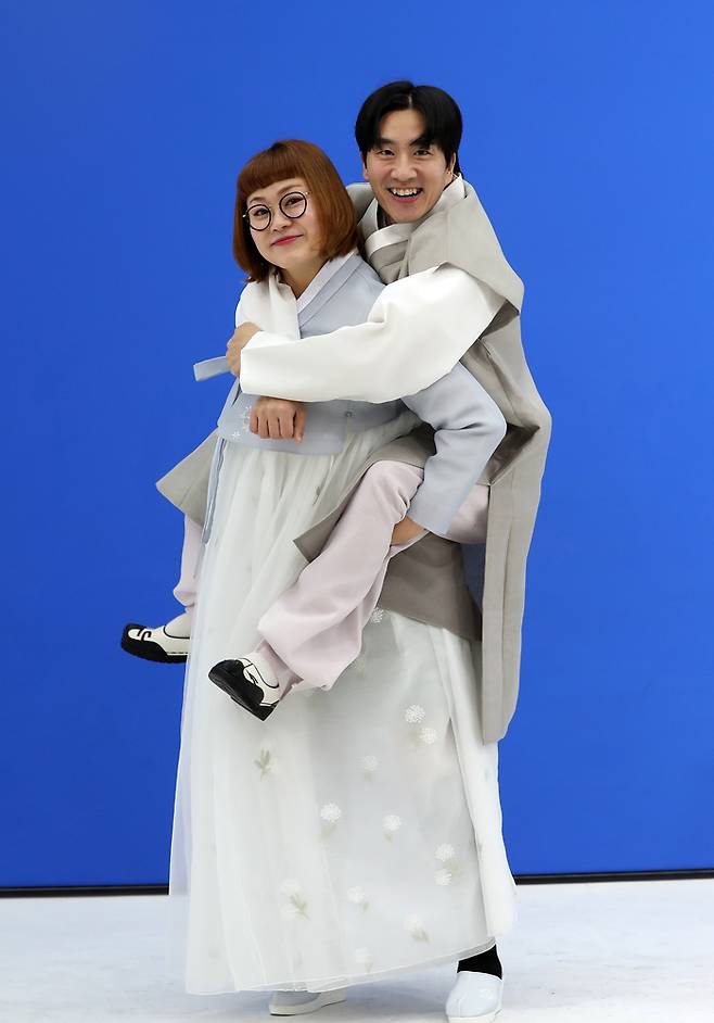 KBS2 ‘개콘-데프콘 어때요’ 코너 출연 개그우먼 조수연- 개그맨 신윤승이 지난 3일 서울 강서구의 한 스튜디오에서 한복을 차려 입고 설 인사를 하고 있다. 사진 정지윤 선임기자·한복협찬 옷이날개