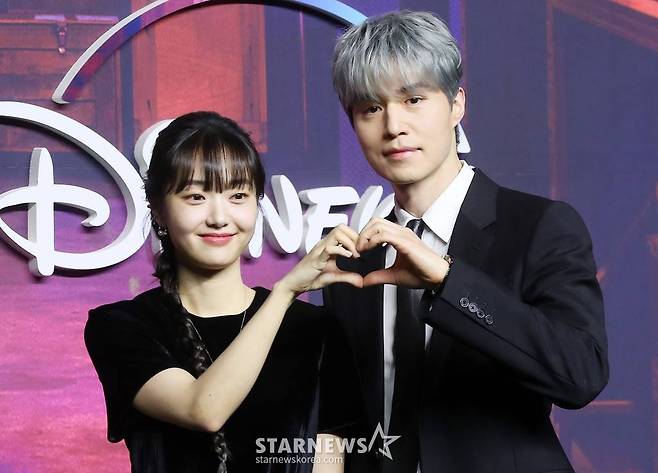 배우 김혜준, 이동욱이 15일 오전 서울 영등포구 여의도동 콘래드 서울에서 진행된 디즈니+ 오리지널 시리즈 '킬러들의 쇼핑몰' 제작발표회에 참석해 포즈를 취하고 있다. '킬러들의 쇼핑몰'은 삼촌 진만(이동욱 분)이 남긴 위험한 유산으로 인해 수상한 킬러들의 표적이 된 조카 지안(김혜준 분)의 생존기를 다룬 스타일리시 뉴웨이브 액션물이다. 오늘 17일 공개. 2024.01.15 /사진=김창현