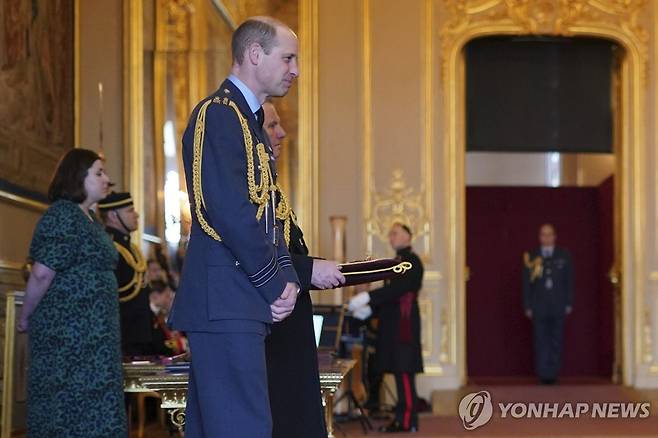 영국 윌리엄 왕세자 (PA/AP=연합뉴스) 영국 윌리엄 왕세자가 7일(현지시간) 윈저성에서 열린 훈장 수여식에 참석했다. 이는 아버지 찰스 3세 국왕 암 진단 후 첫 대외 활동이다. 2024.2.7 photo@yna.co.kr