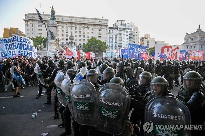 지난 1일(현지시간) 아르헨티나 의사당 밖에서 벌어진 대규모 시위 [부에노스아이레스 AFP=연합뉴스. 재판매 및 DB 금지]