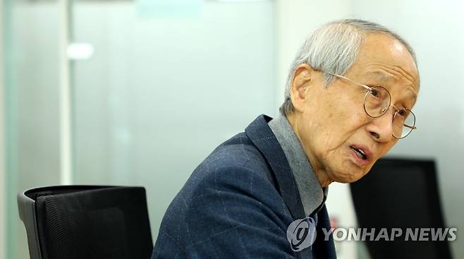 연합뉴스와 인터뷰 중인 윤여준 [촬영 이건희]