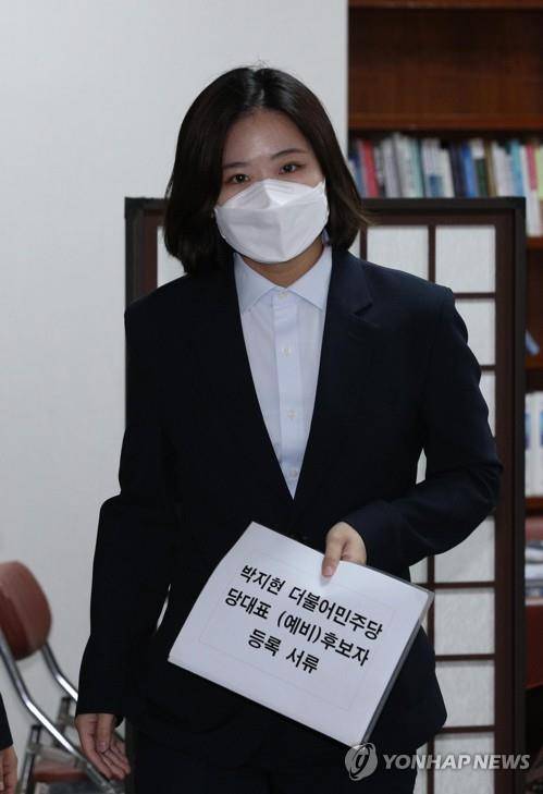 2022년 7월 민주당 대표 예비경선 후보자등록을 시도하는 박지현 [연합뉴스 사진]