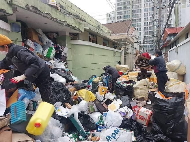 대문 앞 골목길까지 가득찬 쓰레기 [대구 수성구 제공. 재판매 및 DB금지]